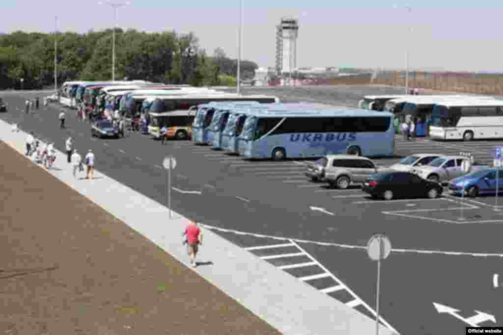 Аеропорт Донецька перед війною. На задньому плані – диспетчерська вежа