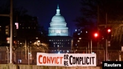 Дар ин шиор даъват кардаанд, ки Трамп ба ҷавобгарӣ кашида шавад.