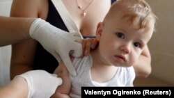 «Станом на 1 липня 36,6% дітей отримали захист від туберкульозу. 38,2% дітей до 1 року вакцинували від кашлюка, дифтерії і правця, ще менше – 35% дітей у 18 місяців, 31,6% – у 6 років»