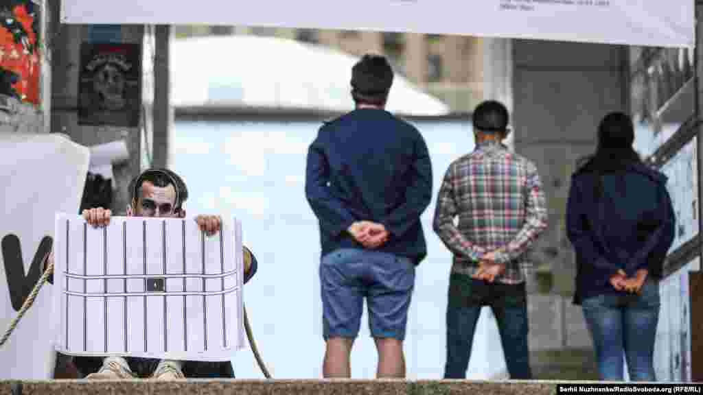 «Меркель», «Путін» і «Трамп» дивляться на ув'язненого «Олега Сенцова»