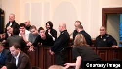 ბრალდებული ირაკლი მიმინოშვილი დედასთან რამდენიმემეტრიანი დაშორებით ციხეში პაემნის დეტალებს არკვევს. სხვათა შორის, ეს არის საკითხი, რომელზეც პროცესის დაწყებამდე ყველაზე მეტს საუბრობენ ხოლმე.