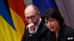 Прем’єр-міністр Арсеній Яценюк та міністр фінансів Наталія Яресько 
