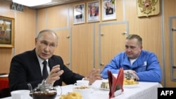 Владимир Путин во время визита на томную подводную лодку "Архангельск" на базе ВМФ России в Мурманске. 27 марта 2025 года