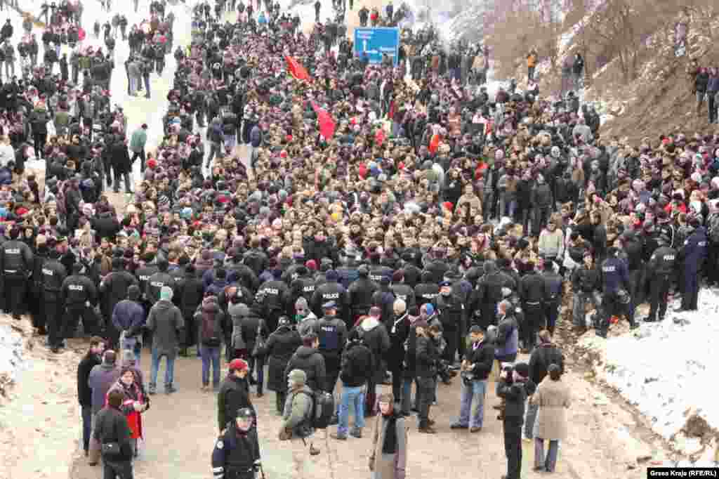 Kosovo - Protesti u organizaciji pokreta ''Samoopredjeljenje'' u Podujevu, 22. januar 2012.