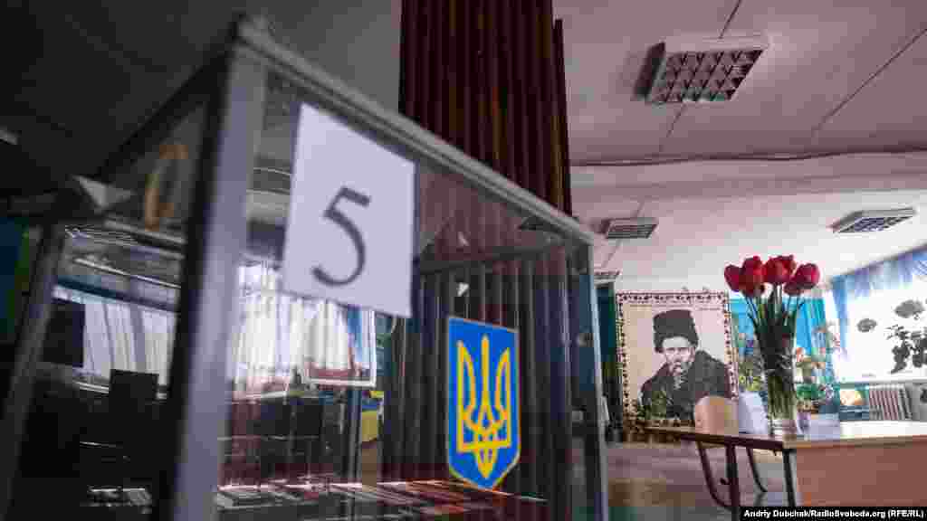 Сельский совет Гранитного управляет также небольшой деревенькой Старомарьяновка, которая находится под контролем сепаратистов "ДНР". Жители Старомарьяновки, несмотря на риск, пересекают линию разграничения, используя нелегальные тропы, и приходят в Гранитное. По словам местных жителей, они даже принимали участие в первом туре голосования на выборах президента Украины. До войны в Старомарьяновке проживало 300 человек, сейчас – около 80.