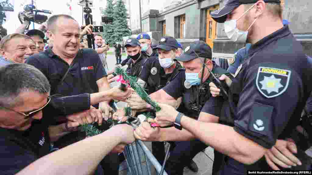 Коли учасники акції захотіли прив'язати вінок до огороджувального паркану Офісу президента, поліція не дала цього зробити.