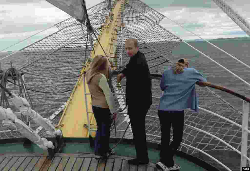 На всех фотографиях дочери Путина запечатлены спиной к камере. Официально подтвержденных снимков их лиц ни тогда, ни сейчас нет. 