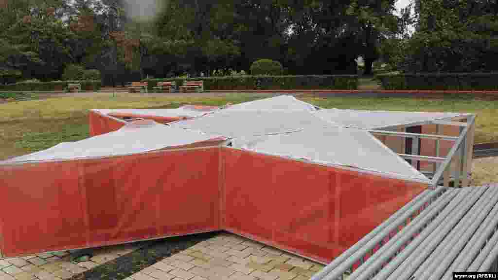 Зірку, виконану з металевого каркасу, обтягнутого матеріалом, пориви вітру протягли від центру площі до газону