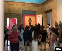 Tворбата "В памет на героите" по време на Юбилейната експозиция във Ватиканските музеи през 2023 г. Тя е една от десет подбрани творби от Колекцията за модерно и съвременно изкуство на престижния най-стар музей в света.