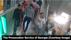 ბექა ჯაიანი დიდუბის მეტროში, მას ტანსაცმელი უკვე გამოცვლილი აქვს და შავი წარწერიანი ზედის ნაცვლად ნაცრისფერო სპორტული მოსაცმელი აცვია. ვიდეოსათვალთვალო კამერის ჩანაწერი კესარია აბრამიძის მკვლელობის დღეს ასახავს.