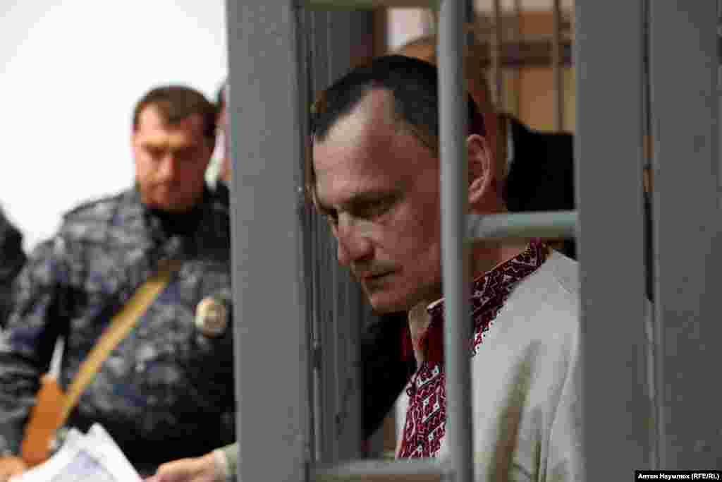 Карпюк подал в ЕСПЧ заявление о пытках, с помощью которых его вынудили подписать признательные показания. Клых, по его словам, также подвергался пыткам на протяжении нескольких месяцев, что повлияло на его психическое здоровье. Карпюк приговорен к 22 с половиной годам лишения свободы – это самый длительный срок заключения для украинских политзаключенных в России. Клых приговорен к 20 годам заключения.