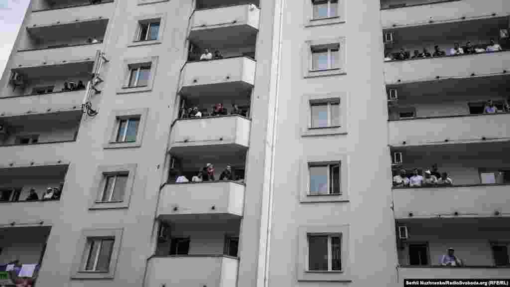 У цей час прийнято усім бути на вулиці. Паломники-хасиди повсюди – на вікнах, дахах будівель, вулицях, будь-яких підвищеннях. Танцюють, співають, моляться, веселяться