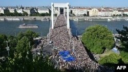 Un mare steag UE purtat de mulțime peste podul Erzsebet, la Budapesta, pe 28 iunie.