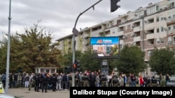 Pripadnici žandarmerije potiskuju građane koji se protive okupljanjima naprednjaka, Novi Sad, 11. oktobar 2025.