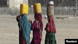 په افغانستان کې خلک له لرې لرې ځایونو کور ته پاکې اوبه وړي