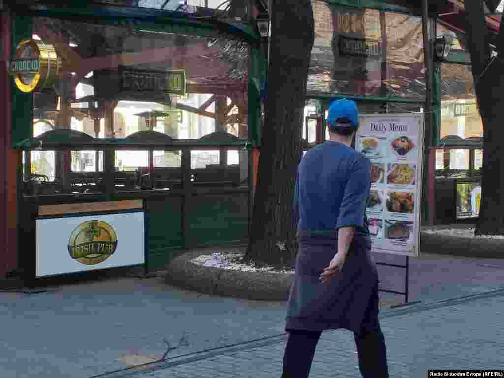 Zatvoreni kafići i restorani u jednom od skopskih tržnih centara zbog pandemije korona virusom, 20. mart, 2020. 