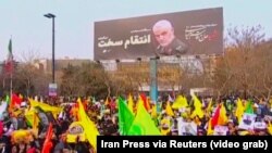 Hiljade Iranaca učestvovalo je na pogrebnom okupljanju za ubijenog komandatna elitnih Kuds snaga Revolucionarne garde Irana Kasema Sulejmanija, u šiitskom svetom gradu Mašhadu, 5. januara 2020.