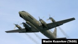 Военный самолет Ил-20