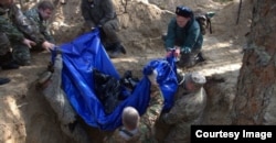 Представители Российского военно-исторического общества (РВИО) ищут жертв финских расстрелов на территории памятника истории – карельского мемориала памяти жертв политических репрессий Сандармох.