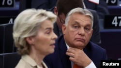 Orbán Viktor figyeli az Európai Parlament ülésén beszélő Ursula von der Leyent Strasbourgban 2024. október 9-én 