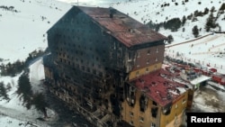 დრონით გადაღებულ ფოტოზე ჩანს დამწვარი სასტუმრო თურქეთის ქალაქ ბოლუში, კარტალკაიას სათხილამურო კურორტზე, 2025 წლის 21 იანვარი.