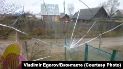 Разбитое окно в доме Егорова, рядом валялась канистра с бензином