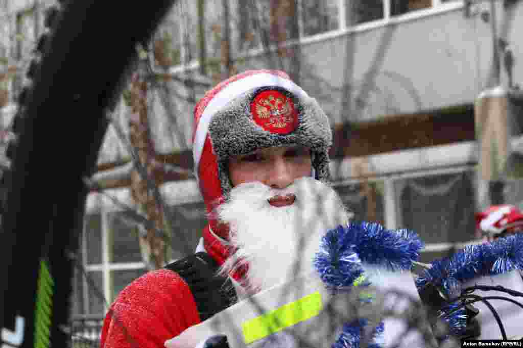 Одна из целей акции – привлечь внимание муниципалитета к отсутствию в городе инфраструктуры для велосипедистов. Велодорожки в Новосибирске отсутствуют, а ехать по правой стороне проезжей части мешает снег, который коммунальщики сгребли с дороги и не убрали.