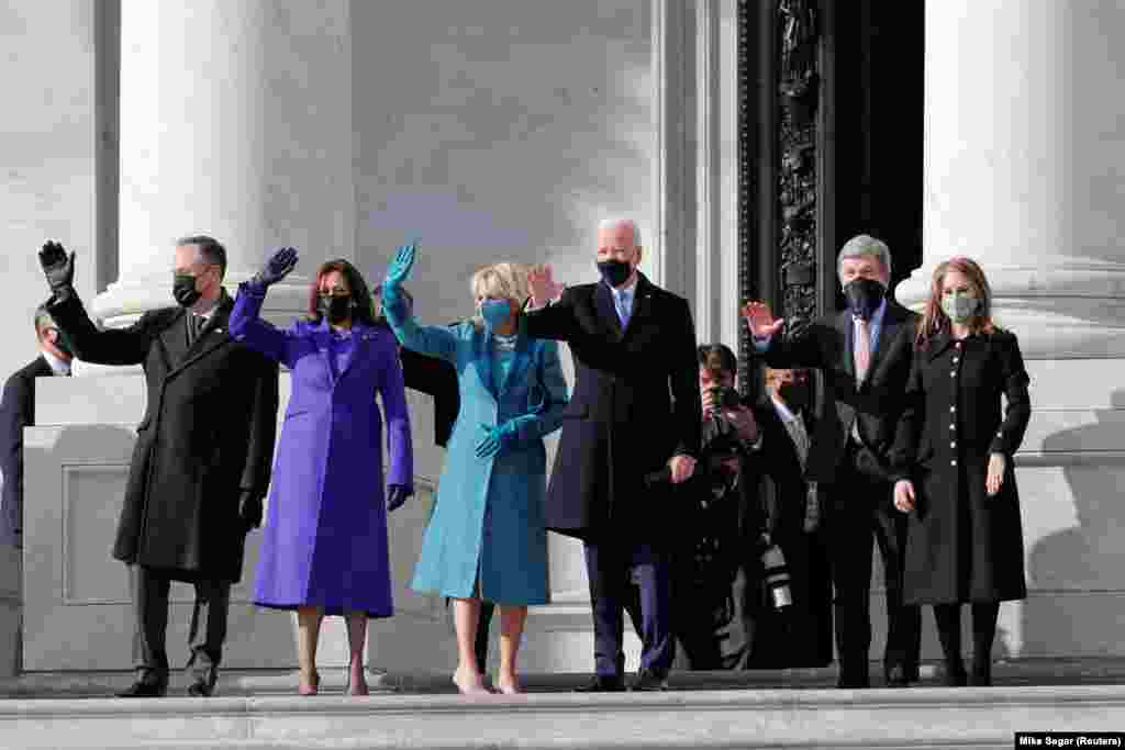 Novoizabrani predsednik Joe Biden, njegova supruga Jill Biden, izabrana potpredsednica Kamala Harris, njen suprug Doug Emhoff, američki senator Roy Blunt i njegova supruga Abigail Blunt uoči inauguracije Bidena u Washingtonu. Ceremoniji inauguracije prisustvovali su i neki bivši predsednici SAD, kao i važne ličnosti iz političkog života.