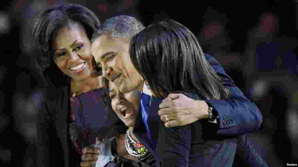 SAD - Američki predsjednik Barack Obama sa suprugom Michelle i kćerkama, Maliom i Sašom proslavlja pobjedu i osvaja još jedan predsjednički mandat, 6. novembar 2012. Foto: Reuters / Larry Downing