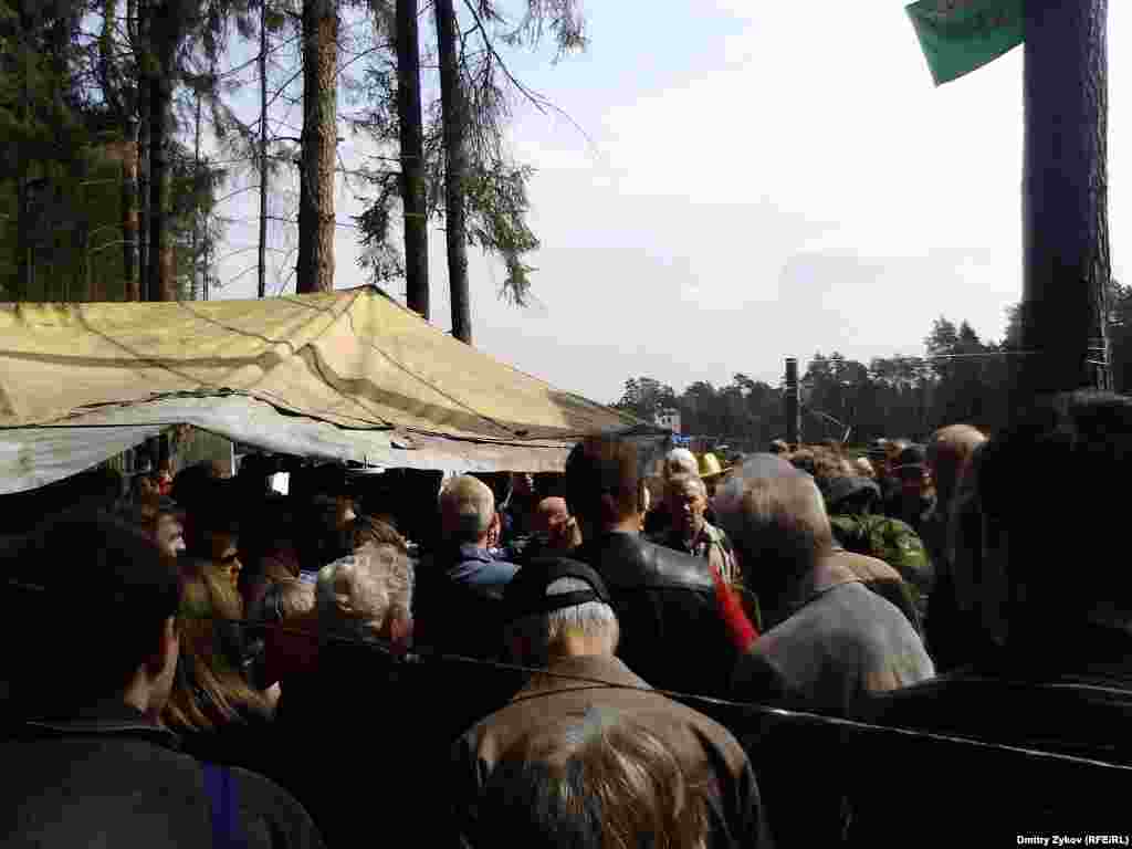 Около 200 человек собралось на народный сход в Цаговском лесу в Жуковском