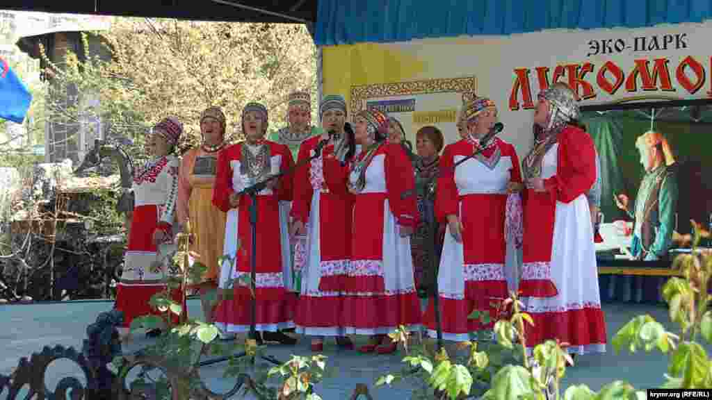 Представители Чувашского национально-культурного общества Севастополя исполняют национальную песню на эстраде детского парка «Лукоморье»