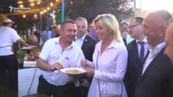 Zaharova u Srbiji: Trubači, kupus i majica s likom Putina Zaharova u Srbiji: Trubači, kupus i majica s likom Putina