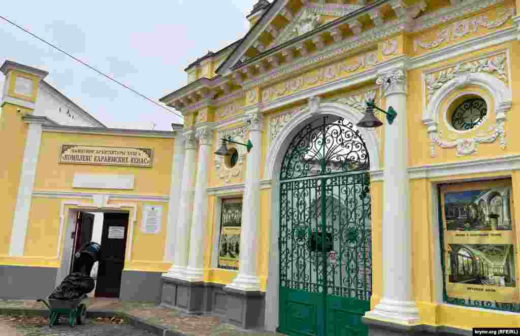 Перед входом на территорию караимских кенасс – молитвенных домов. Комплекс площадью 0,25 га состоит из зданий Большой и Малой кенассы, религиозной школы, благотворительной столовой, хозяйственного подворья и нескольких внутренних двориков