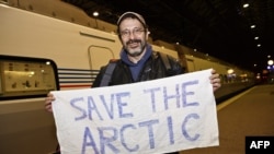 Дмитрий Литвинов, один из активистов "Гринпис", арестованных в сентябре 2013 года