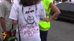 Вчителька розплакалася на мітингу опозиції в Донецьку Вчителька розплакалася на мітингу опозиції в Донецьку