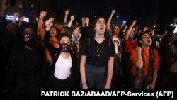 Performans aktivistkinja "Silovatelj si ti" u Bejrutu tokom protesta