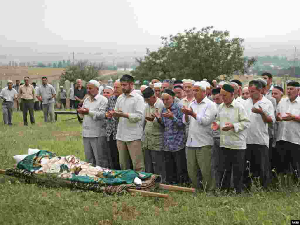 Наталья Эстемирова похоронена 16 июля на кладбище в селении Ишхой-Юрт Гудермесского района в Чечне рядом с могилой отца