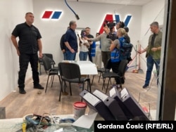 სერბეთის პრეზიდენტი ალექსანდარ ვუჩიჩი მმართველი სერბეთის პროგრესული პარტიის დაზიანებულ შენობაში, 18 აგვისტოს