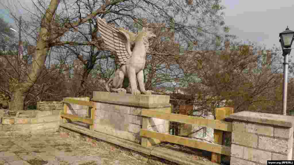 Городские власти утверждали ранее, что все скульптурные элементы исторической лестницы – вазоны и статуи грифонов – будут сняты для реконструкции