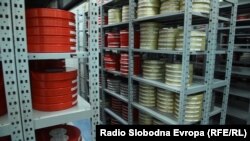 Depo Filmskog instituta Bosne i Hercegovine u Sarajevu (fotografija iz decembra 2017.), pohranjuje gomilu materijala. Mnogi od ovih filmova se emituju na kanalima nekih od 34 kablovska operatera koji četiri godine autorska prava ne naplaćuju i to ne njihovom krivicom.