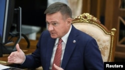 Ministrul Transporturilor, Roman Starovoit, aici la o ședință din ianuarie 2025 cu președintele Vladimir Putin, a fost destituit pe 7 iulie. Corpul său neînsuflețit a fost descoperit, după câte se pare, patru ore mai târziu.