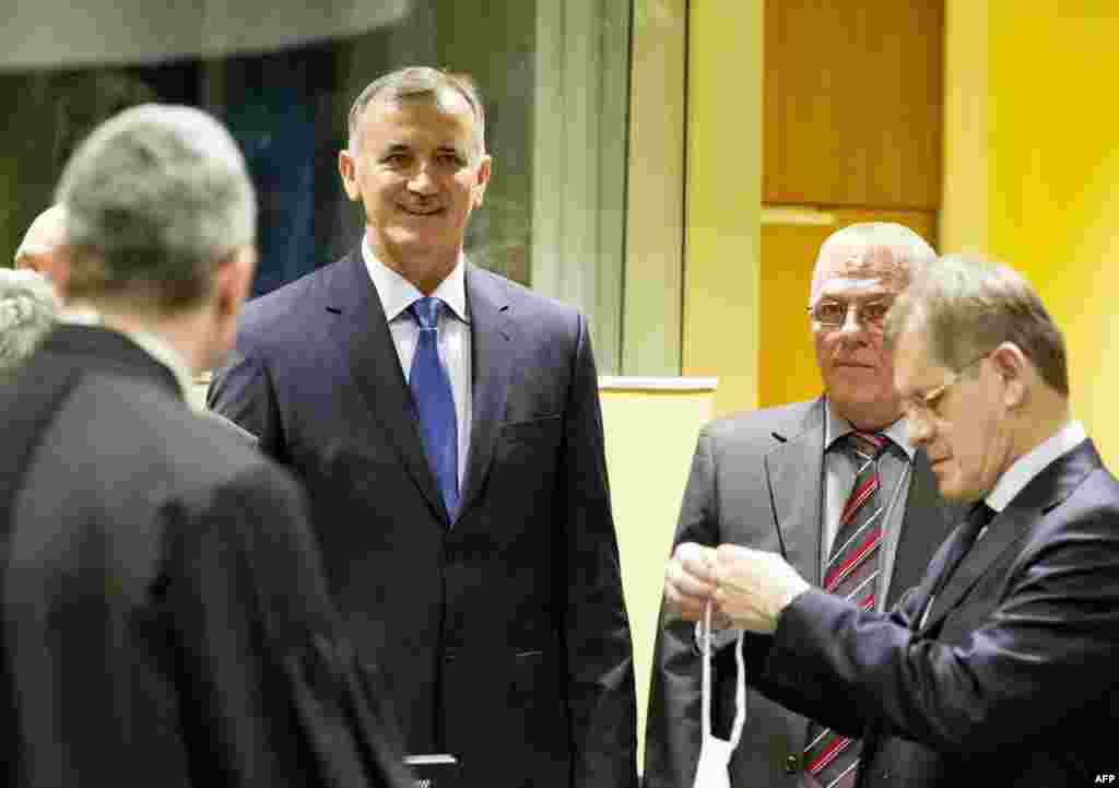 Valentin Ćorić i Berislav Pušić satižu u sudnicu uoči izricanja presude, Hague, 29. maj 2013.