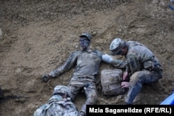 სცენარის მიხედვით ამერიკელ სამხედროებს ჰყავთ ერთი დაჭრილი.