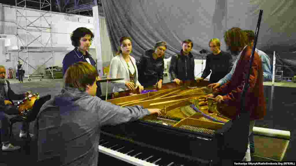 Репетиція «Опери-реквієму «Йов» для препарованого роялю, віолончелі, ударних та голосів». Музиканти грають на клавішах та струнах роялю