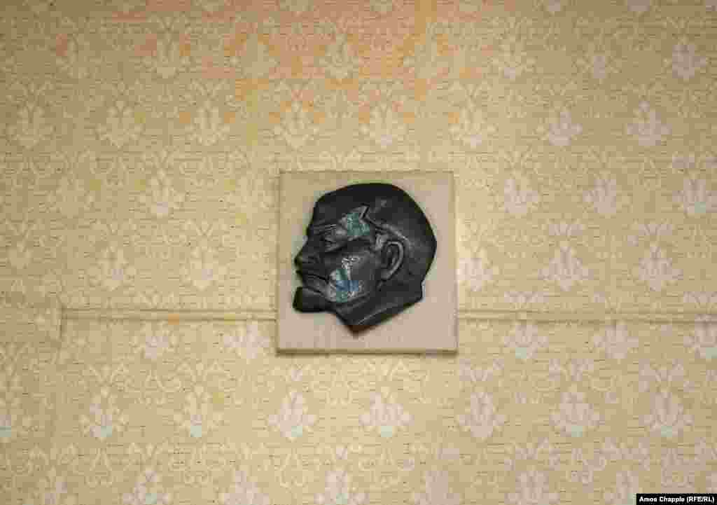 "Možda je to razmišljanje bilo naivno, ali vlada je vjerojatno mislila da će možda trebati ovaj bunker za sebe", kazao je vodič.