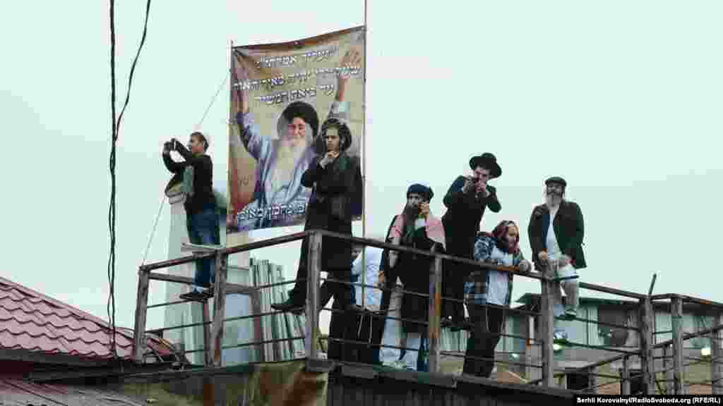 Глядачі намагаються залізти якомога вище, щоб сфотографуватися на пам’ять