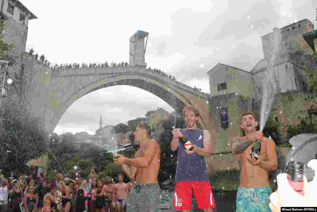 Pobjednički šampanjac u muškoj konkurenciji.