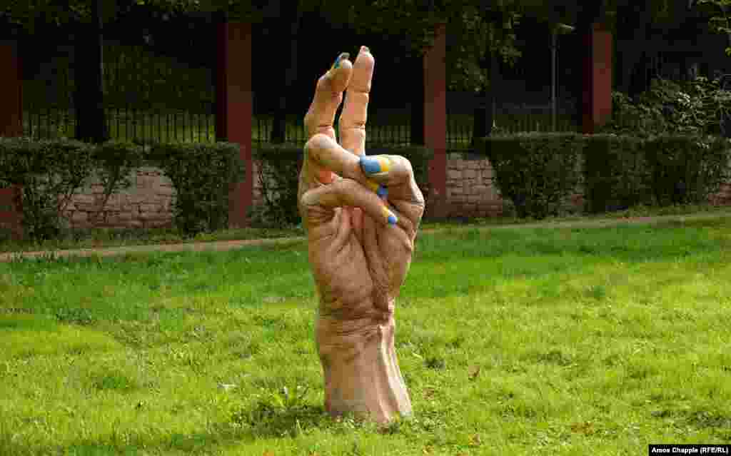 Скульптура Яна Словенчика в парке у посольства России в Праге, Чешская Республика. Октябрь 2025 года.