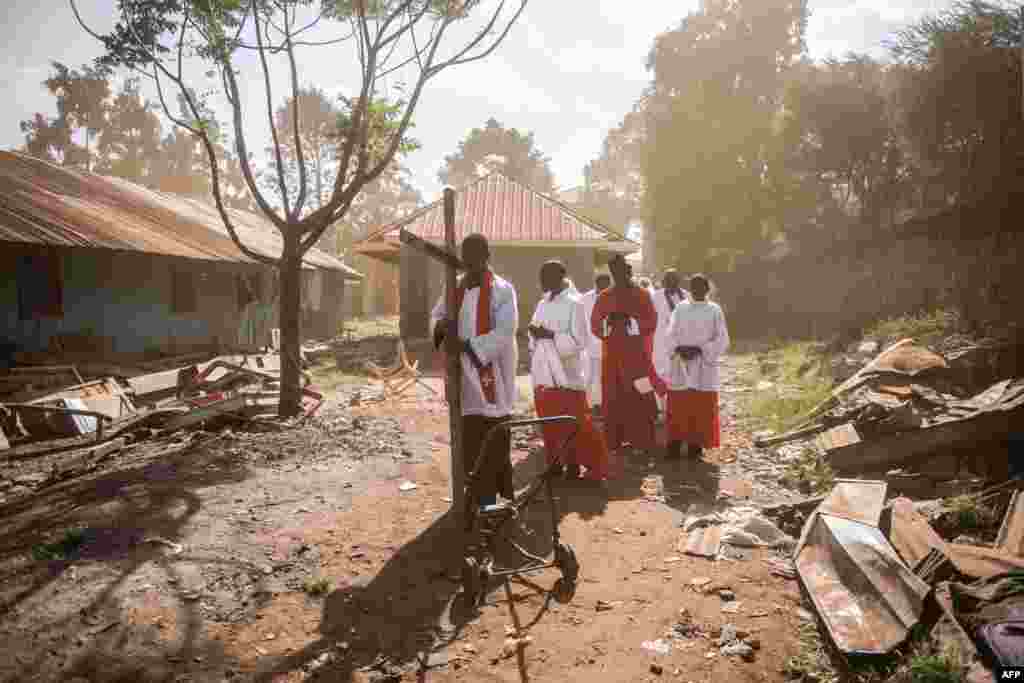 Католицька місія Легіону Марії в Кенії відзначила Великдень ритуальною процесією. У XVI столітті португальські колонізатори християнізували країну. Однак релігію довелося адаптувати під корінне населення – у кенійців Син Божий має чорний колір шкіри
