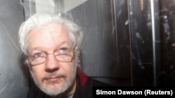 Osnivač WikiLeaksa Julian Assange napušta Westminsterski prekršajni sud u Londonu, 13. januara 2020.